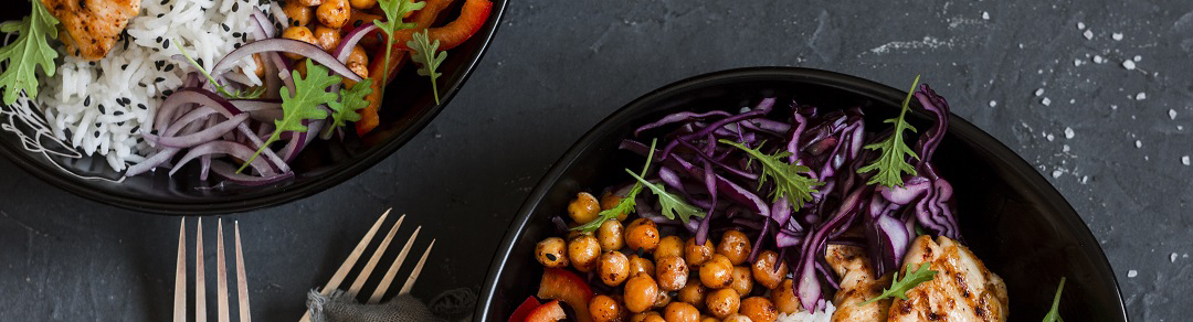 Schmackhaftes Hauptgericht mit Kichererbsen, Rotkohl, gegrilltem Hähnchenfilet und Reis